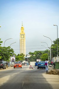 Treichville, Abidjan – mosquée minaret surplombant le city
