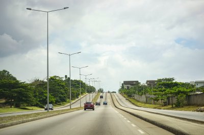Paisible road à Abidjan – vert cityscape