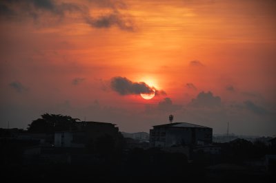 Flaming coucher de soleil sur Abidjan – entre shadow et light