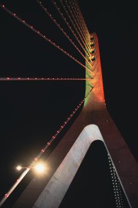 Alassane Ouattara pont (5th pont de Abidjan) à nuit – Architecture et light à urban symbiosis