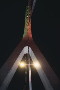 Nuit architecture de le Alassane Ouattara pont – Abidjan sous city lights