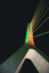 Le 5th pont de Abidjan – Tricolor lights sur ivoirien modernity