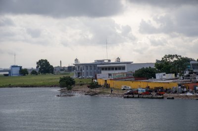 Lagune shore à Abidjan - entre moderne bâtiments et port area