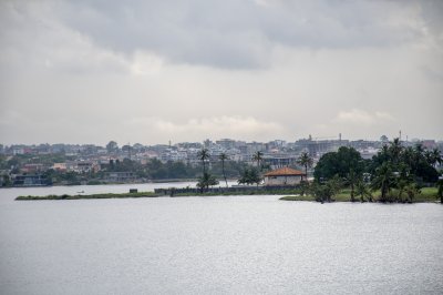 Vue panoramique de Abidjan depuis le lagune entre urbanization et tropical vegetation