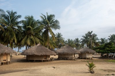 Traditionnel seaside paillotes à San Pedro, Côte d'Ivoire
