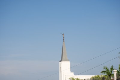 Moderne religious temple à Abidjan sous un clear ciel bleu