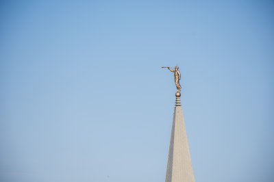 Doré statue de un ange soufflant un trumpet – Religious temple à Abidjan