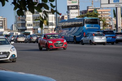 Voiture circulation à Abidjan – dynamique urban scene à Côte d'Ivoire