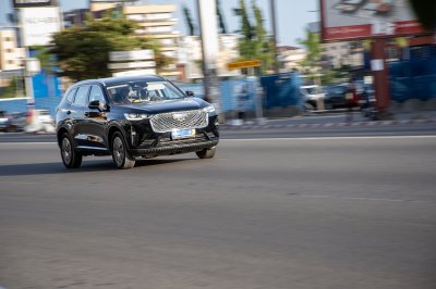Moderne SUV sur le road à Abidjan – High-end urban mobility à Africa