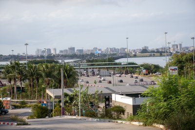 Vue panoramique de le HKB pont et toll booth – Abidjan, Côte d'Ivoire