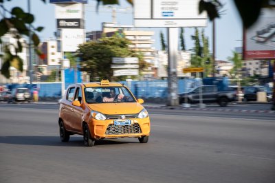Orange taxi à motion à Abidjan – ivoirien urban scene
