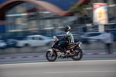 Ivoirien motocycliste sur le move à Abidjan – dynamique urban transport