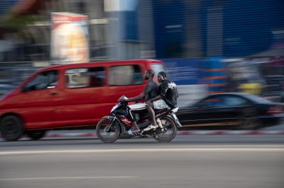 Jeune Africans sur motorcycles à le streets de Abidjan – Urban mobility à motion