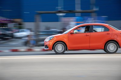 Orange voiture à motion – Abidjan urban scene à dynamique motion