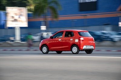 Small red voiture en mouvement à Abidjan – dynamique urban scene