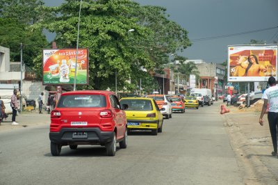 Coloré circulation sur un animé rue à Abidjan – ivoirien urban life