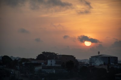 Coucher de soleil sur le rooftops de Abidjan – Urban silhouettes et blazing ciel