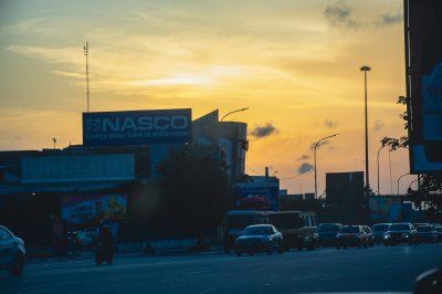 Abidjan à crépuscule – circulation et doré ciel à nightfall