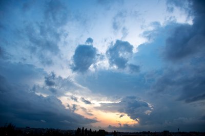 Orageux ciel à crépuscule - doré light sur blue nuages