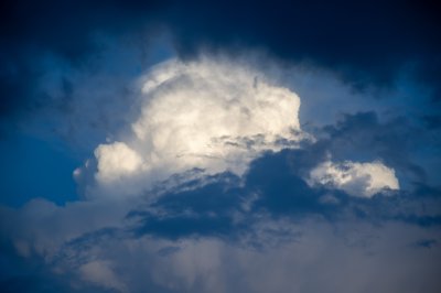 Lumineux nuage à altitude – Celestial glow sur un deep blue background