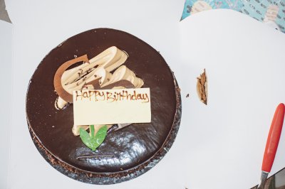 Glossy Dark chocolat Birthday gâteau - Elegant design avec Happy Birthday message