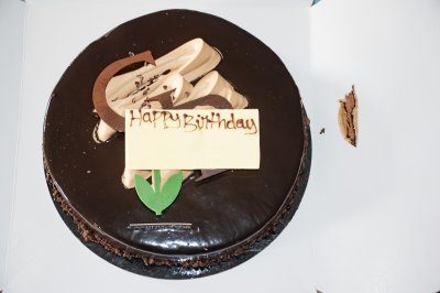 Dark chocolat birthday gâteau avec mirror glaze – Centered vue de dessus
