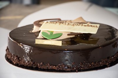 Glossy chocolat Birthday gâteau – contre-plongée View avec Mirror Glaze