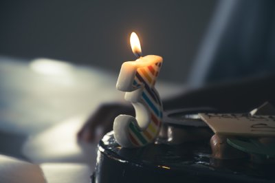 Éclairé number 3 candle sur chocolat birthday gâteau – warm atmosphere
