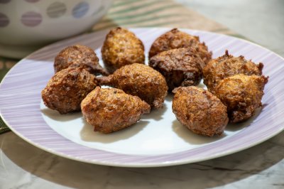 Africain doré banana et corn fritters – un traditionnel culinary specialty