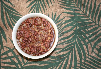 Bowl de africain Red Bean Soup - vue de dessus sur tropical tablecloth