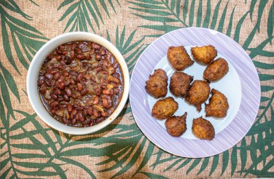 Traditionnel africain Breakfast – Fritters et Red Beans à Sauce