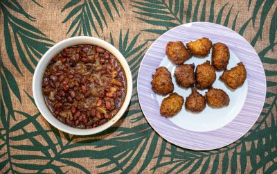Fritters et red beans à sauce – traditionnel africain breakfast