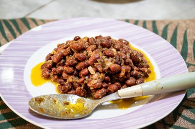Plate de red beans à africain sauce avec spoon