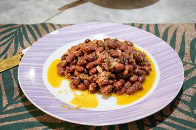 Red beans à sauce sur un decorative purple plate