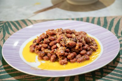 Red Beans mijoté à Red Oil – africain Homemade Cuisine sur un Purple Plate
