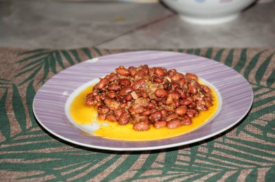 Red beans à red oil – Photo à flash light sur un purple plate