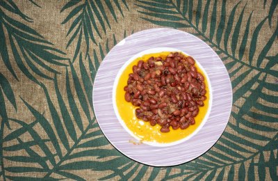 Red bean dish à sauce sur un purple plate – vue de dessus