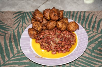 Plate de red beans à palm oil avec accras – africain culinary specialty