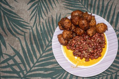 Corn et banana fritters avec red beans à palm oil – vue aérienne de un camerounais dish