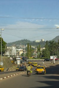 Animé scène de rue à Yaoundé, Cameroun – circulation et quotidien city life