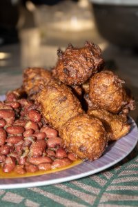Appetizing gros plan de corn et red bean fritters avec palm oil – un camerounais specialty
