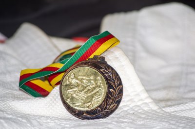Sports médaille avec ribbon à Pan-africain colors sur un white kimono – un symbol de victoire et discipline