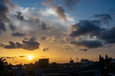 Africain coucher de soleil sur un tropical City - doré nuages et dramatique ciel