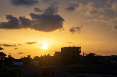 Coucher de soleil sur le rooftops de Africa – Urban silhouettes et doré ciel