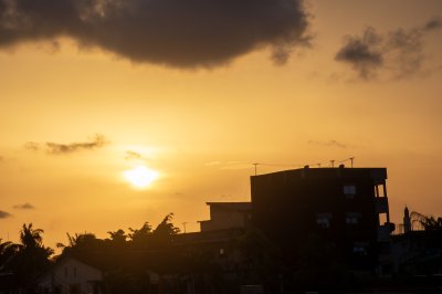 Africain coucher de soleil — doré Light sur Urban Rooftops