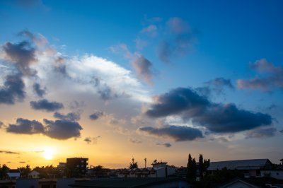 Crépuscule sur africain rooftops — doré harmony et azure ciel