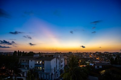 Evening Lights sur le City — paisible crépuscule à Urban Africa