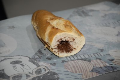 Crispy bread avec un melting chocolat center — un delicious et comforting snack