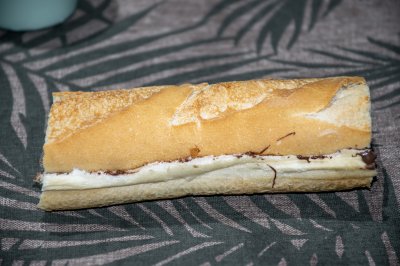 Half baguette fourré avec cream et chocolat – vue latérale sur natural background