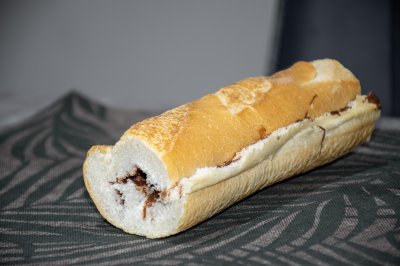 Half baguette fourré avec chocolat spread – Crispy et soft bread